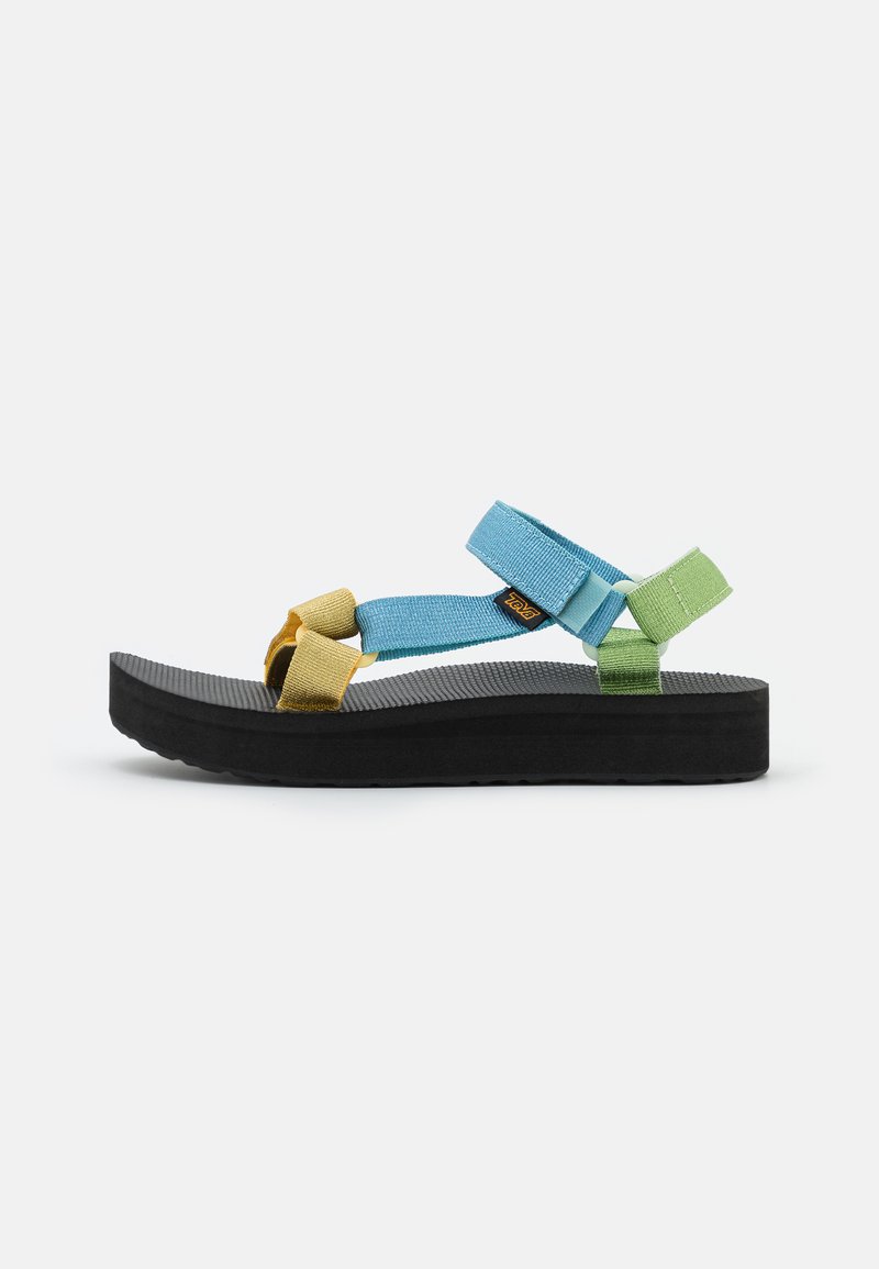 Sandalias deportivas con una suela de goma negra, correas multicolores en azul, verde y amarillo, y con una plantilla texturizada para mayor agarre.