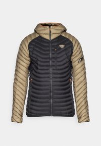 Μαύρο και χακί μπουφάν με επένδυση και κουκούλα. Διαθέτει οριζόντιο κεντητό σχέδιο, πορτοκαλί φερμουάρ και λογότυπο στο στήθος.