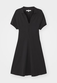 Robe polo noire en tissu léger, avec un col en V, des manches courtes et une jupe évasée qui se resserre à la taille.