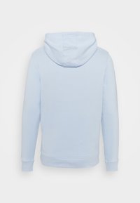 Sudadera de color azul claro con capucha ajustable, mangas largas y puños y dobladillo acanalados, hecha de una tela suave con una textura lisa.