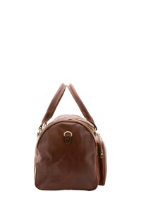 Borsa da viaggio in pelle marrone con forma arrotondata, doppi manici, tasca laterale con zip e dettagli in hardware dorato. Texture liscia e design minimal.