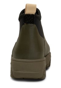 Bottines vert olive avec un dessus en tissu extensible noir texturé, semelle robuste et une languette beige à l'arrière pour un enfilage facile.