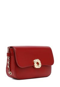 Borsa a tracolla rossa in pelle con forma strutturata, dotata di un dettaglio a nodo dorato sul flap e una tracolla a catena. Texture liscia e design elegante.