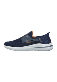 Marine mesh atletiekschoen met oranje accenten, voorzien van een gevoerde witte zool en grijze details, ontworpen voor comfort en flexibiliteit.
