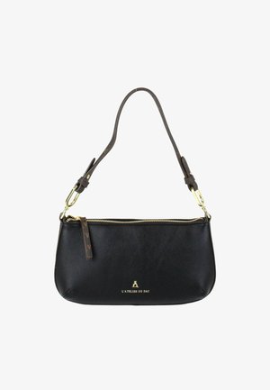 Borsa a tracolla in pelle nera con cerniera e dettagli in oro, tracolla marrone regolabile e logo "L'ATELIER DU SAC" in oro.