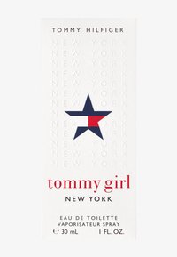 Il packaging di Tommy Girl eau de toilette presenta uno sfondo bianco con un logo a stella in rilievo blu e rosso e un testo rosso in grassetto. Formato da 30 mL.