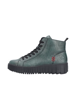 Baskets montantes en cuir vert avec des lacets noirs et une semelle en caoutchouc noir épaisse. Présente un accent rouge et une finition texturée sur la tige.