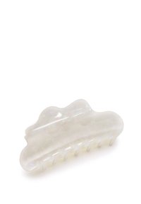 Clip per capelli in resina trasparente con un design ondulato, caratterizzato da una finitura lucida e numerosi denti intrecciati per una presa sicura.