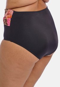 Bikiny s vysokým pasem, černé barvy s květinovými detaily na bocích v růžové a zelené. Hladký povrch a pečlivě provedené švy.