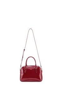Borsa a mano in pelle sintetica rossa con due manici superiori e una tracolla regolabile. Presenta una texture liscia e una chiusura con zip.