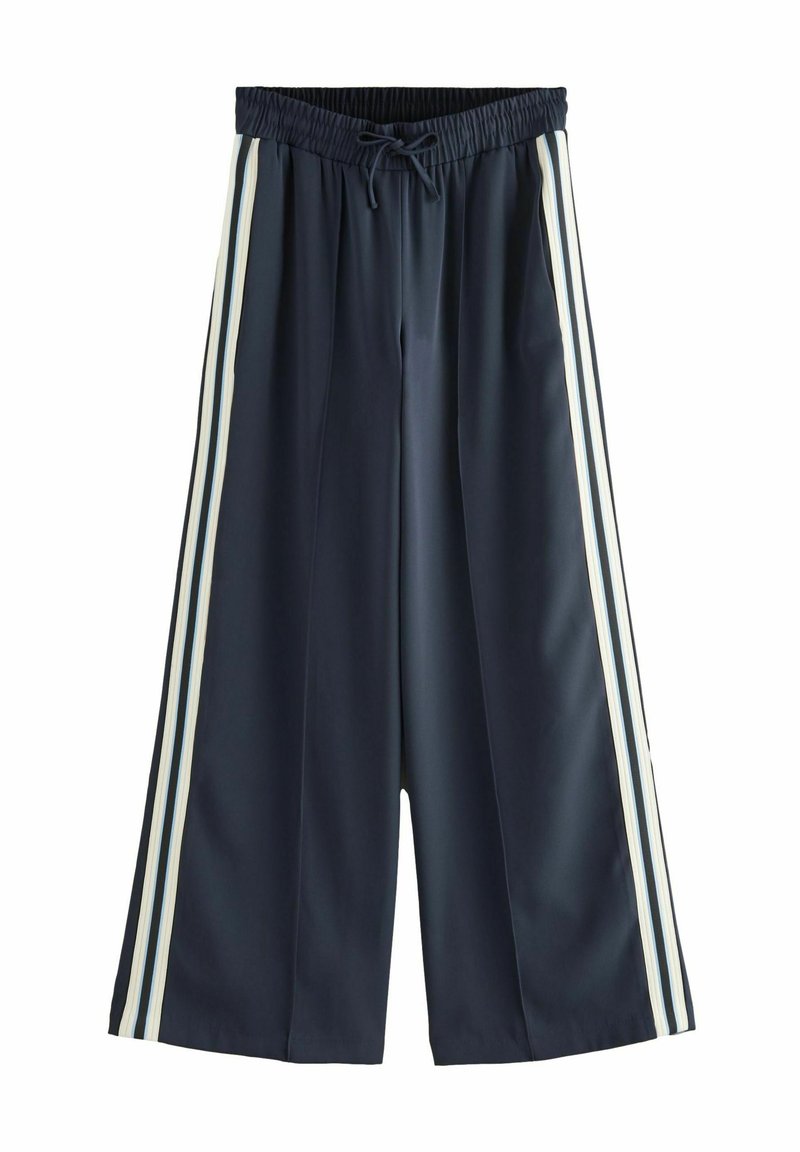 Pantalons courts navy avec une taille élastique et un cordon, présentant deux bandes latérales en bleu clair et blanc sur chaque jambe.