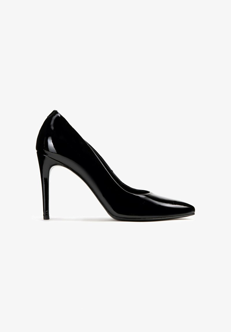 Schwarzer Lackleder-Pumps mit spitzer Kappe und schlankem Stiletto-Absatz, von der Seite auf weißem Hintergrund dargestellt.