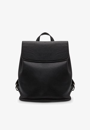 Zaino in pelle nera con design strutturato, chiusura a patta, manico superiore e dettagli in metallo argentato. Texture liscia e forma rettangolare.