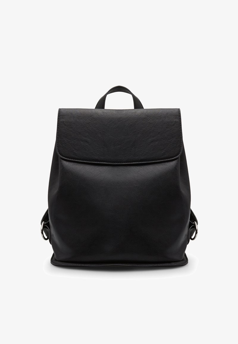 Juodas odinis kuprinė su struktūruotu dizainu, užsegimu su sklende, viršutine rankena ir sidabrinėmis detalėmis. Lygus paviršius ir stačiakampė forma.