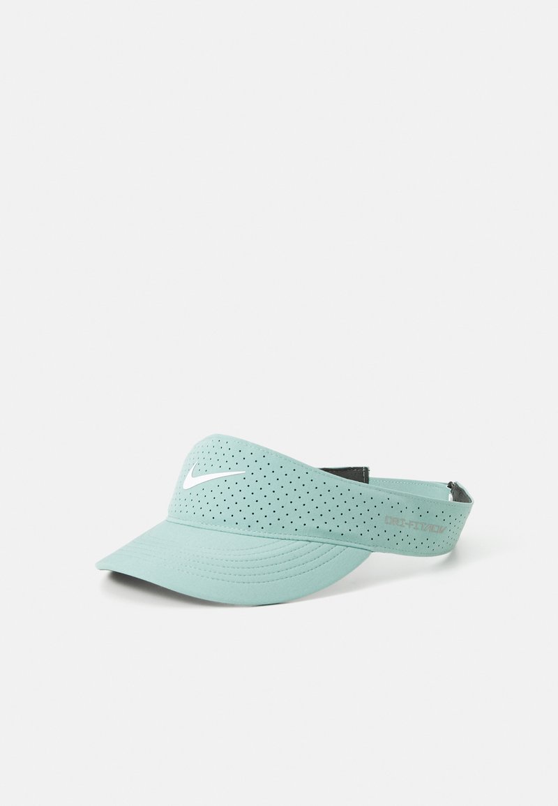 Helle mintgrüne Visiermütze mit perforiertem Design, gebogenem Schirm und weißem Nike-Logo auf der Vorderseite. Verstellbarer Riemen hinten.