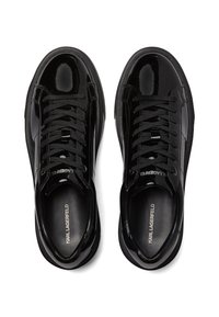 Sneakers in pelle verniciata nera con lacci neri piatti, punta rotonda, design minimalista e logo del marchio stampato sulle solette.