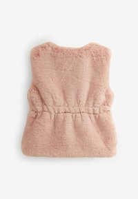 Gilet en fausse fourrure de couleur rose doux, avec un col rond et des détails élastiques froncés à la taille, offrant une surface douce et texturée.