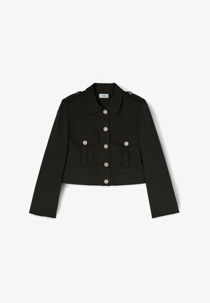 Cappotto nero corto con maniche lunghe, due tasche frontali, bottoni argentati e colletto. Realizzato in un tessuto liscio.