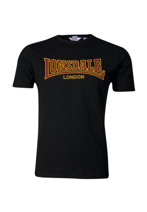 Zwarte katoenen T-shirt met gedurfde gele en rode "LONSDALE" tekst met daaronder "LONDON". Klassieke ronde hals en korte mouwen.