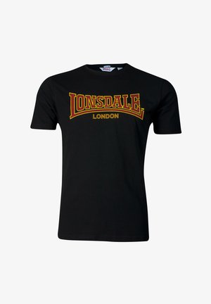 Črna bombažna majica s bold pisavo "LONSDALE" v rumeni in rdeči barvi, pod katero je napis "LONDON". Klasičen kroj s kratkimi rokavi in okroglim izrezom.