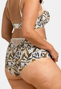Ensemble soutien-gorge et culotte taille haute en blanc avec un motif floral en noir et or. Comprend des accents en dentelle et des bretelles ajustables.