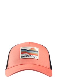 Cappellino da baseball corallo con retro in rete nera, caratterizzato da una toppa rettangolare con montagne e strisce in blu, rosso e arancione.