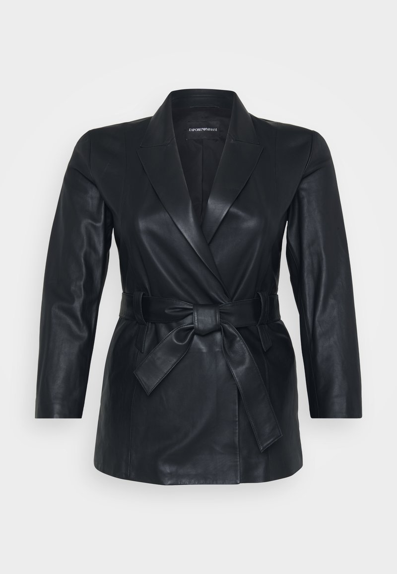 Blazer din piele neagră cu un design ajustat, rever cu collier și mâneci lungi. Include o curea asortată pentru o ajustare confortabilă a taliei. Textură netedă.