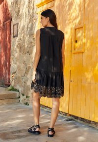 Next EMBELLISHED TIERED REGULAR FIT - Vardagsklänning - black brown