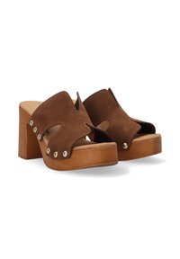 Bruine suede platform mules met open teen en uitsnijdingen. Heeft gouden studs langs de zijkanten en een dikke houten hak.