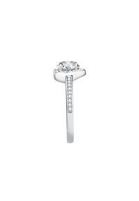 Anello in argento con un grande pietra preziosa centrale trasparente, accentuato da piccole gemme lungo la fascia per un tocco di brillantezza in più. Design elegante e lucido.