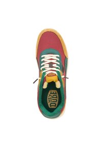 Zapatilla multicolor con parte superior de lona granate, acentos verdes, detalles de ante marrón claro, cordones blancos y un interior acolchado que presenta un logotipo.