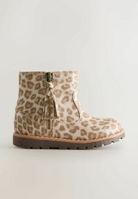 Stivaletto alla caviglia con motivo leopardato in tessuto beige metallizzato, dotato di una cerniera laterale, dettaglio con frange e suola in gomma grigia con battistrada testurizzato.