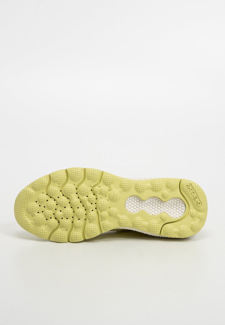 Suela de zapato de goma en un amarillo pálido con una textura estampada, que presenta varios recortes circulares y ovalados para ventilación.