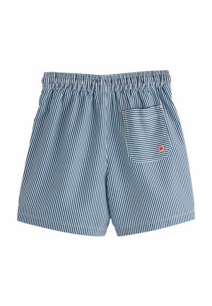 Marinblå och vita randiga badshorts med elastisk midja, utrustade med en bakficka och kontrasterande kant vid fickans kant.