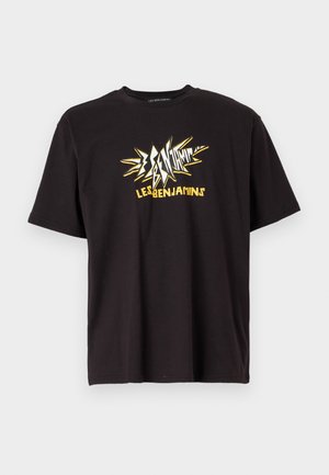 Zwart T-shirt met korte mouwen met gele en witte gestileerde tekst "Les Benjamins" op de borst tegen een effen achtergrond.