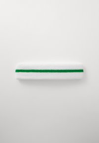 Witte sportieve hoofdband met een gestructureerd oppervlak, voorzien van een groene horizontale streep in het midden. Lengte ongeveer 20 centimeter.