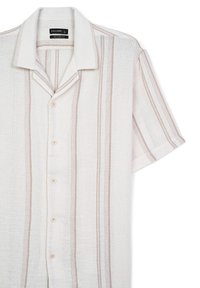 Kurzärmliges, lässig geschnittenes Hemd in Off-White mit feinen pinken Streifen, ausgestattet mit einem Kragen und beigen Knöpfen auf einem strukturierten Stoff.