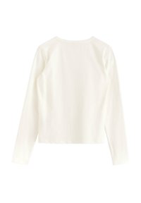 Langærmet top i creme, lavet af blødt stof. Har en rund halsudskæring og et cropped design uden synlige mønstre eller udsmykninger.