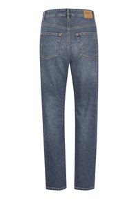 Jeans in denim blu scuro con un design a gamba dritta. Le caratteristiche includono due tasche posteriori, un'etichetta in pelle sulla vita e cuciture in vista.