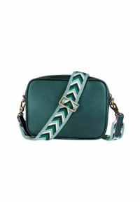 Sac à main synthétique teal de forme rectangulaire, présentant un design texturé et une bandoulière à motif chevron multicolore. Accents en métal doré.