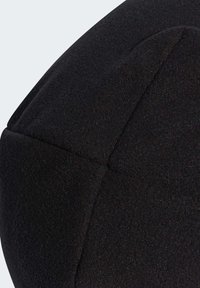 Zwarte voetbal gemaakt van gestructureerd materiaal, met een traditioneel vijfhoekig ontwerp, zichtbare stiksels en een matte afwerking.