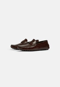 Brune læder loafers med et krokodillemønster, rund tå og gummisål. Har et syet design og en glat tekstur.
