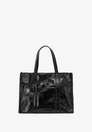 Czarna skórzana torba typu tote o błyszczącym wykończeniu, z dwoma solidnymi uchwytami i przednią kieszenią. Prostokątna forma z przeszywanymi detalami.