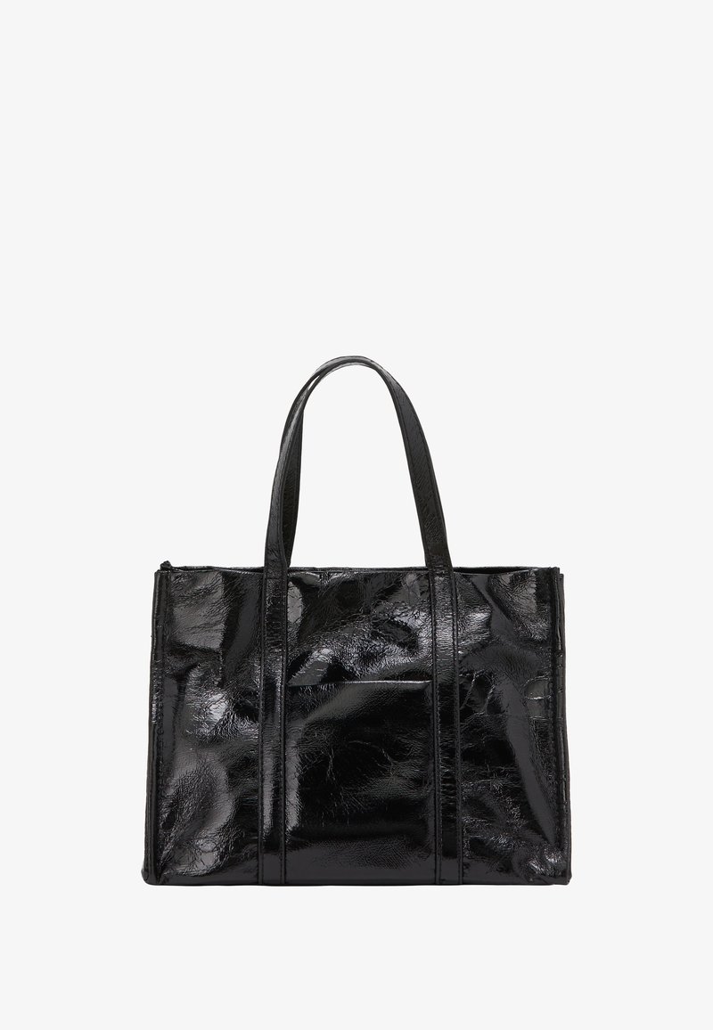 Czarna skórzana torba typu tote o błyszczącym wykończeniu, z dwoma solidnymi uchwytami i przednią kieszenią. Prostokątna forma z przeszywanymi detalami.