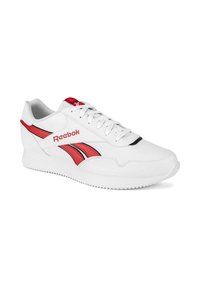 Fehér, alacsony szárú Reebok légypapucs piros és fekete oldalsávokkal, fehér fűzővel és piros logóval a nyelvén és az oldalán, balra dőlve.