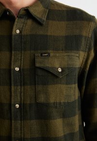 Lee CLEAN WESTERN - Cămașă - army green
