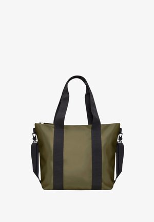 Bolsa tote de color verde oliva hecha de material resistente, con correas textiles negras y cierre de cremallera. Incluye correa de hombro ajustable.