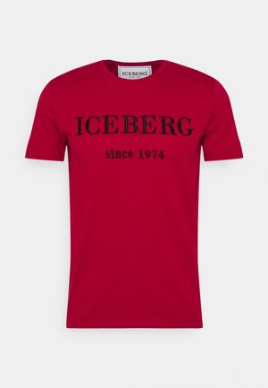 Czerwony T-shirt z krótkim rękawem z czarnym napisem „ICEBERG since 1974” umieszczonym na środku przodu oraz widoczną metką marki wewnątrz kołnierza.