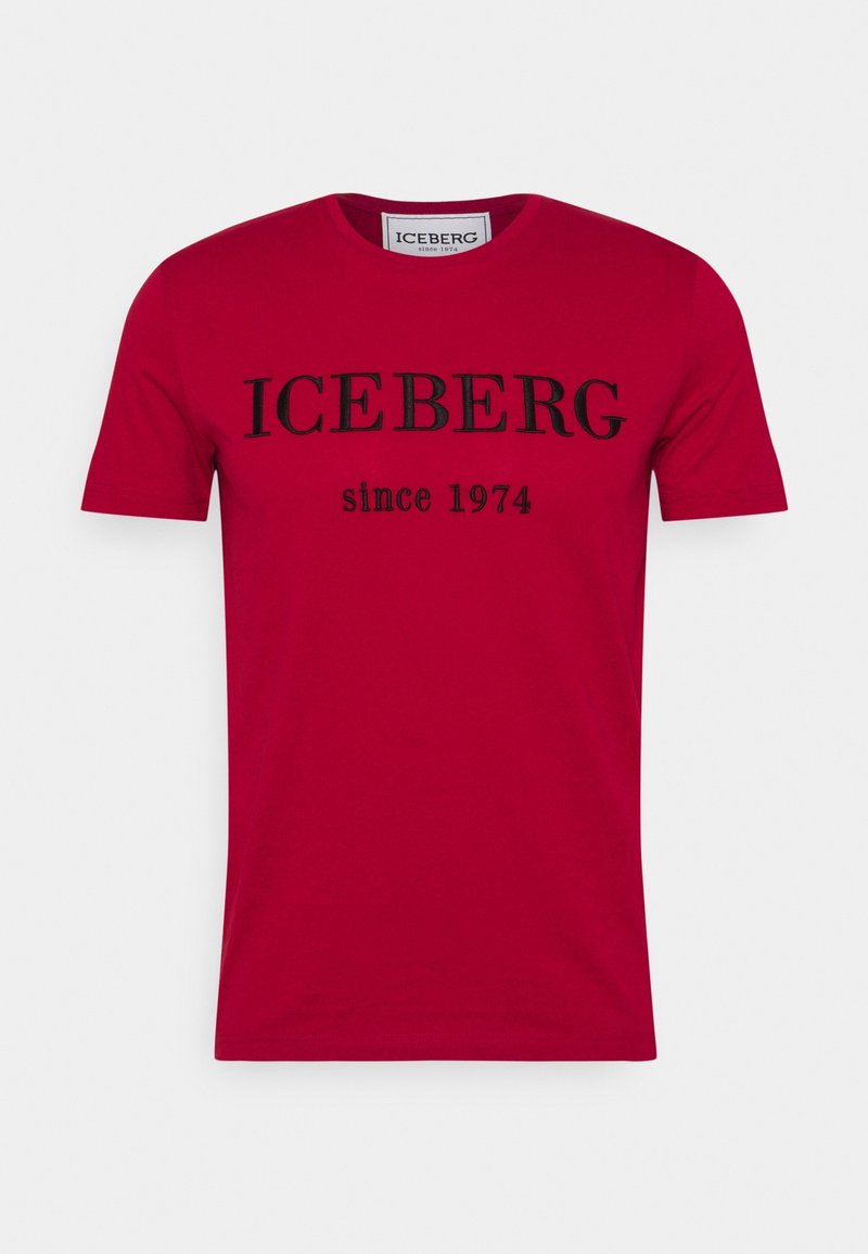 T-shirt rouge à manches courtes avec le texte noir "ICEBERG depuis 1974" centré sur le devant et une étiquette de marque visible à l'intérieur du col.