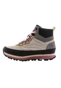 Scarponcino da trekking alto con tomaia beige, lacci rosa e dettagli in oro. Presenta una suola in gomma nera e accenti grigi texturizzati.